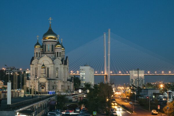 Городская улица с мостом