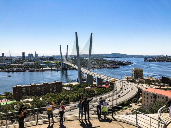 Панорама с сопки Орлиного гнезда — бухта, мосты, город